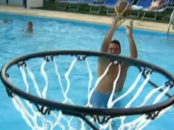 
	Baschetul a intrat la apa! Cum s-a antrenat un fost campion al Romaniei pentru turneul de 3 la 3 din Piata Universitatii

