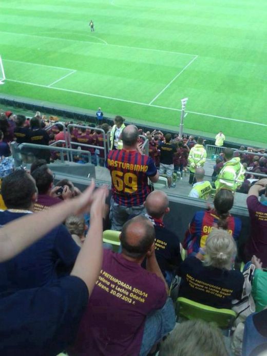Cel mai PENIBIL fan al Barcelonei! A dat bani ca sa rada tot stadionul pe el! Ce si-a scris pe tricou deasupra numarului 69:_1