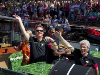 
	FOTO Olanda are cel mai INDRAZNET antrenor! A participat la parada gay in calitate OFICIALA
