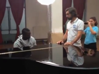 
	VIDEO Balotelli canta SUBLIM la pian pentru Pirlo! Cum a surprins Super Mario o tara intreaga cu talentul lui ASCUNS!
