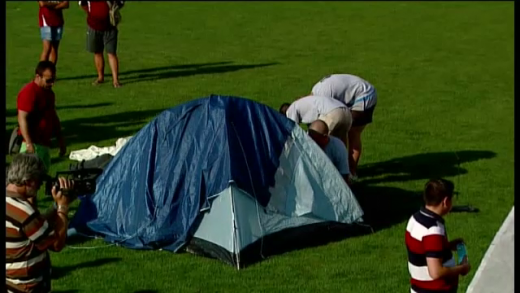 Protest extrem pe Giulesti: peste 30 de suporterii si-au instalat un cort pe gazon si au intrat in greva foamei! "Sa plece Sandu si Dragomir" VIDEO_2