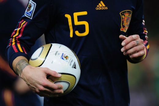 
	Cosmarul portarilor ia sfarsit! FIFA a stabilit noua MINGE cu care se va juca din 2014! Cum arata Brazuca, inlocuitoarea lui Jo&#39;Bulani: FOTO 
