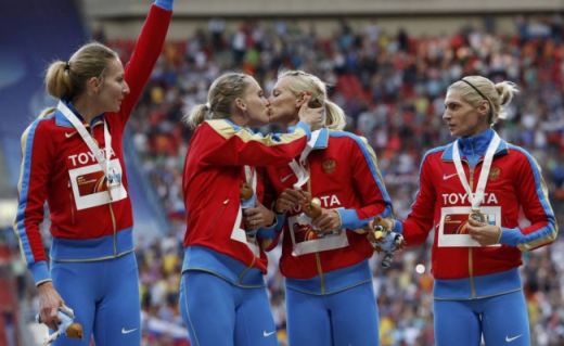 PROTEST fata de legea anti-homosexuali din Rusia. Doua atlete s-au sarutat pe podium! FOTO_1