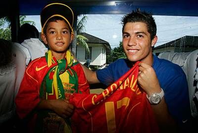 Ronaldo a PLANS pentru el! Un pusti de 7 ani a trecut de cutremur si tsunami! Povestea lui Martunis, baiatul care a stat 19 zile in jungla! L-a salvat tricoul Portugaliei!_5