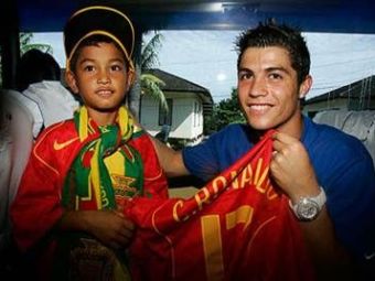 
	Ronaldo a PLANS pentru el! Un pusti de 7 ani a trecut de cutremur si tsunami! Povestea lui Martunis, baiatul care a stat 19 zile in jungla! L-a salvat tricoul Portugaliei!
