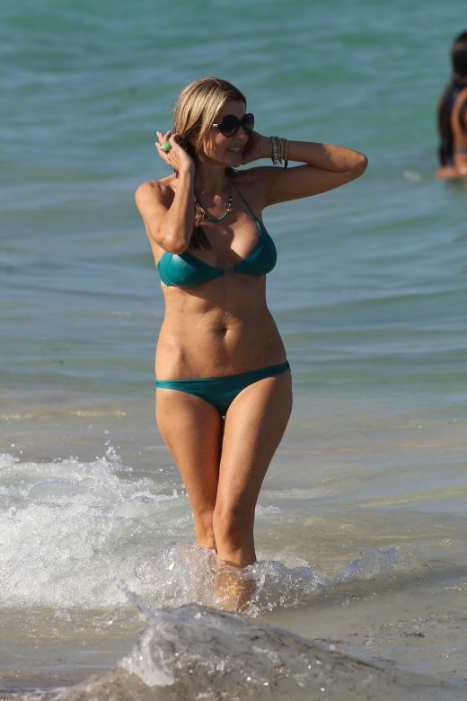 APARITIE de senzatie pe plaja din Miami! O actrita de 53 de ani a intors toate privirile barbatilor! Vezi cat de bine arata in bikini:_4