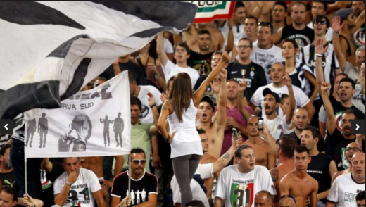 FOTO Juve si-a tras sefa de galerie FOTOMODEL! Incindente RASISTE! Peluza lui Lazio a fost inchisa dupa Supercupa!_1