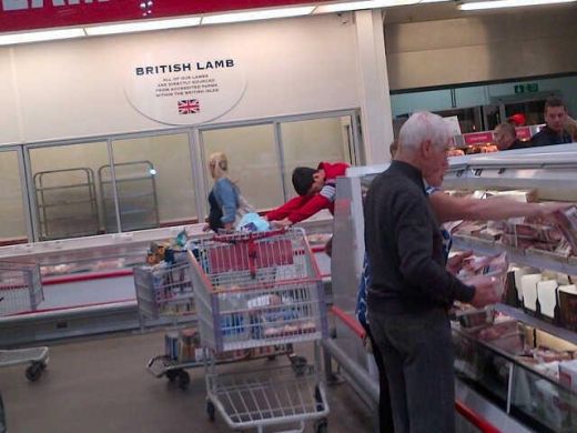 Cel mai iubit jucator al lui Liverpool a fost surprins la cumparaturi intr-un supermarket! Il recunosti? FOTO_2