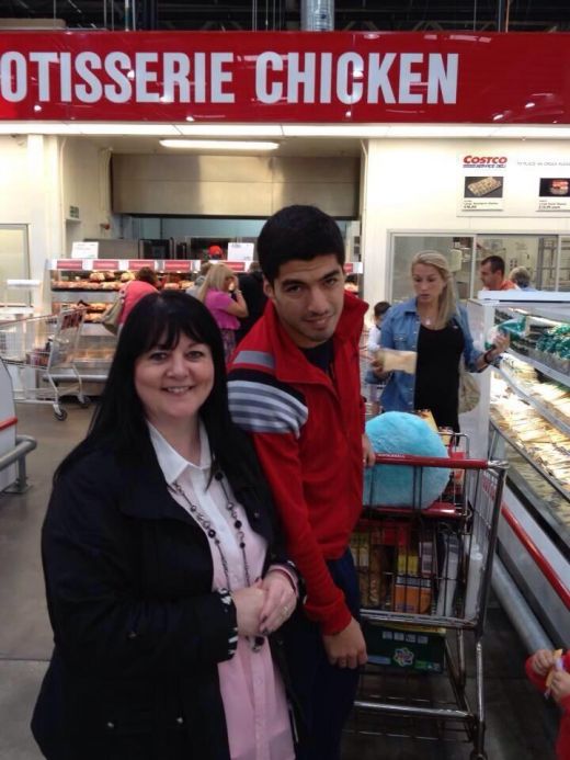 Cel mai iubit jucator al lui Liverpool a fost surprins la cumparaturi intr-un supermarket! Il recunosti? FOTO_4
