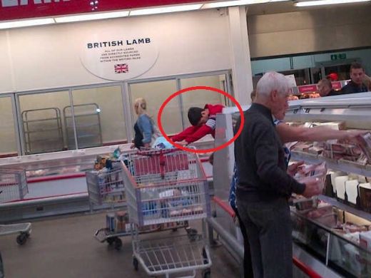 Cel mai iubit jucator al lui Liverpool a fost surprins la cumparaturi intr-un supermarket! Il recunosti? FOTO_5