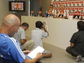 
	Toata lumea se intreaba ce facea Zidane in timpul conferintei de presa pe care Ancelotti a sustinut-o inainte de meciul cu Granada:
