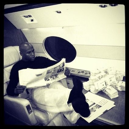 FOTO O noua aroganta marca Floyd Mayweather! Regele BANILOR nu poate sa calatoreasca fara asta! Ce "bagaj" are in avion:_1