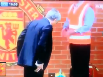 
	Scene de Stan si Bran pe Old Trafford! Ce cauta Mourinho in timpul meciului? Spectatorii au ras de el! VIDEO:
