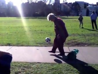 VIDEO Babuta la fel de talentata ca Ronaldinho! Pustii din parc au ramas masca in fata ei! Vezi cum jongleaza: