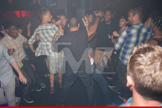 SOC pentru fanii lui Justin Bieber! Un fan l-a atacat intr-un club in weekend! Starul l-a luat la pumni si picioare!_1