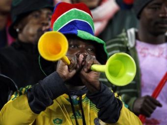 
	Vuvuzela ARMA MORTALA! E incredibil la ce au ajuns africanii sa foloseasca celebrul simbol al Mondialului din 2010! FOTO:
