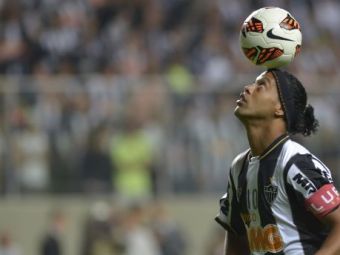 
	ZAMBETUL care a fermecat lumea fotbalului a revenit! Ronaldinho, 2 goluri de senzatie din lovituri libere! Parca le-a pus cu mana direct la vinclu: VIDEO

