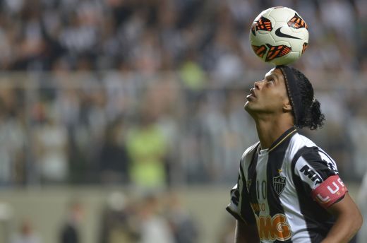
	ZAMBETUL care a fermecat lumea fotbalului a revenit! Ronaldinho, 2 goluri de senzatie din lovituri libere! Parca le-a pus cu mana direct la vinclu: VIDEO
