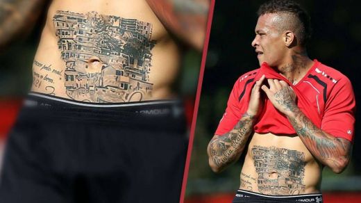 Gest incredibil al unui fotbalist! Si-a tatuat CASA pe abdomen: "De aici provine familia mea!" FOTO GENIAL:_1