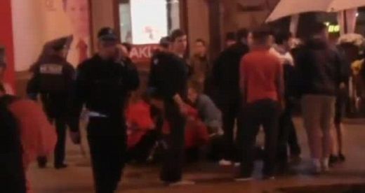 Scene de VIOLENTA incredibile! Trei fani englezi au fost INJUNGHIATI in Kiev de un grup de huligani: VIDEO_1