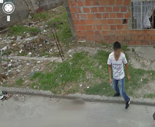 Imagine INCREDIBILA surprinsa de Google Street View in Columbia! CE FACEA acest tanar din imagini:FOTO_1