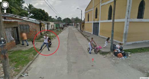 Imagine INCREDIBILA surprinsa de Google Street View in Columbia! CE FACEA acest tanar din imagini:FOTO_2