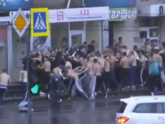VIDEO ABSOLUT SOCANT! Bataie incredibila in Ucraina! Fanii lui Metalist s-au aliat cu rusii de la Spartak impotriva celor de la Dinamo Kiev!