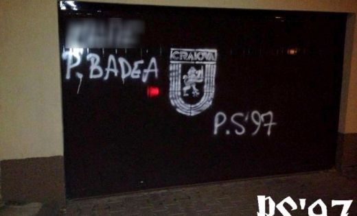 Fanii Universitatii Craiova au vrut sa ii vandalizeze casa lui Pavel Badea! Ce greseala ca in filme au facut :)) FOTO_2