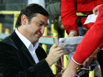 
	Rapid are de azi un nou antrenor: Viorel Moldovan e omul care le promite fanilor revenirea in Liga I!
