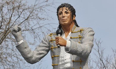 Michael Jackson 'pleaca' de la Fulham! Ce decizie a luat clubul in privinta statuii instalate in fata stadionului dupa moartea artistului:_2