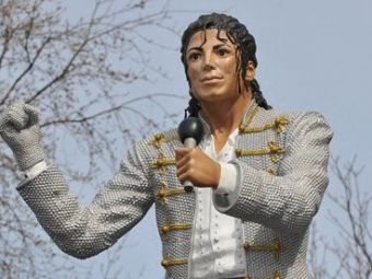 
	Michael Jackson &#39;pleaca&#39; de la Fulham! Ce decizie a luat clubul in privinta statuii instalate in fata stadionului dupa moartea artistului:
