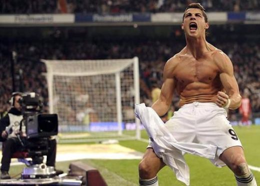 Cristiano Ronaldo e un PUI DE URS pe langa colosul asta! Vezi cum arata cel mai musculos fotbalist din lume! Joaca in Anglia si e atacant_4