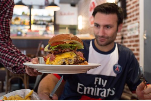 GEST incredibil pentru Zlatan! Ibra e primul jucator care are propriul burger: "Are un gust puternic ce reflecta personalitatea jucatorului!" Vezi cat de mare e:_2