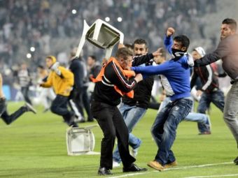 
	Imagini APOCALIPTICE la Besiktas-Galatasaray! Derby-ul Turciei a fost suspendat din cauza fanilor! Ce s-a intamplat: VIDEO 
