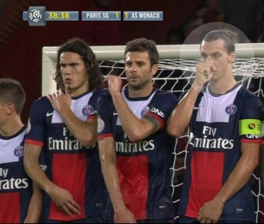 Ibrahimovic a oferit imaginea ZILEI in meciul cu Monaco!  Ce isi proteja suedezul la lovitura libera? :)) FOTO SENZATIONAL_2
