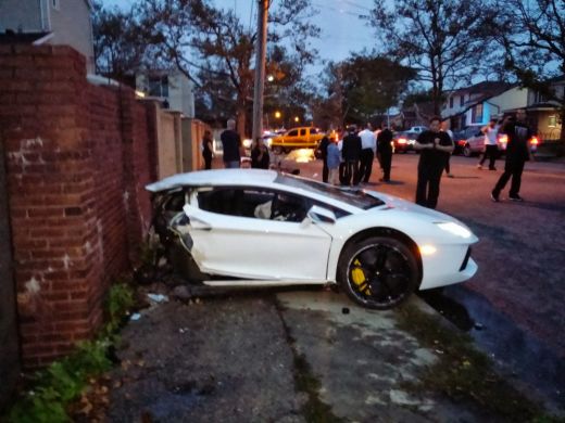 VIDEO Fara precedent! Lamborghini, RUPT in doua bucati dupa un accident banal! Imagini de groaza!_3