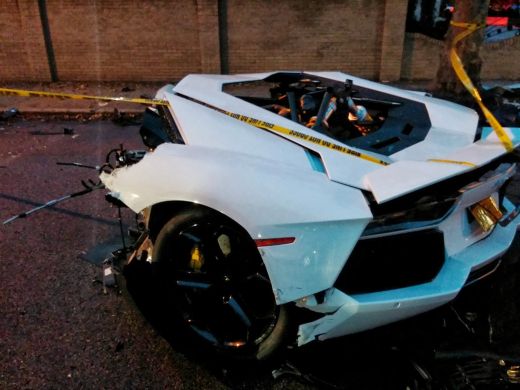 VIDEO Fara precedent! Lamborghini, RUPT in doua bucati dupa un accident banal! Imagini de groaza!_8