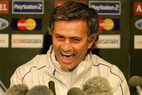 "Ba, daca tot stai pe banca, ia d-aici, sa nu te plictisesti!" Mourinho a fost pus pe CATERINCA la meciul cu Swindon! Ce cadou neasteptat i-a facut unui jucator:_3