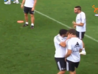 
	VIDEO: Moment BIZAR la antrenamentul Realului! Isco a uitat de minge si si-a sarutat PE GURA un coleg :) Ce reactie a avut:
