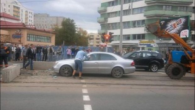 
	FOTO Toti au avertizat-o, ea nu a ascultat! Unde si-a parcat o femeie Mercedesul! :)

