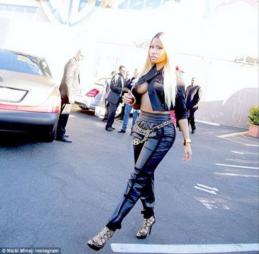 Cea mai HOT poza din aceasta saptamana! Nicki Minaj a avut probleme mari cu imbracamintea! Imaginea care face senzatie pe net:_2