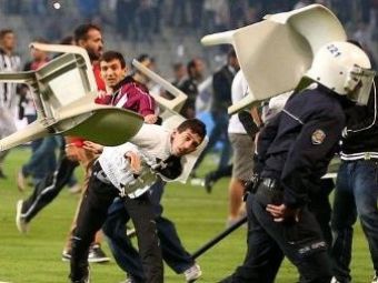 
	AMENZI uriase in Turcia! Dezvaluiri fara precedent de la Besiktas - Galatasaray! Momentul in care fanii au intrat pe teren si au facut PRAPAD! VIDEO

