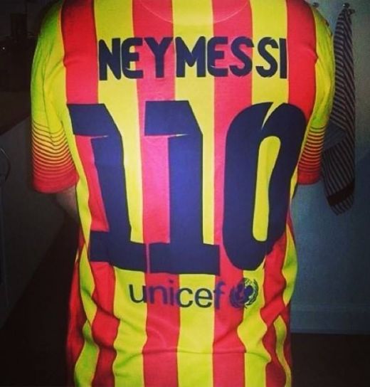 Cel mai tare tricou din LUME! Barcelona a inventat fotbalistul NUCLEAR :)) Cine este jucatorul cu numarul 110? SUPER FOTO_1
