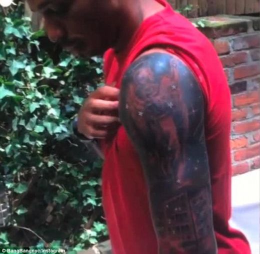 New York STYLE: Henry si-a desenat tot bratul drept! VIDEO: Cum aratat ultimul tatuaj facut de fostul star de la Arsenal si Barcelona:_1