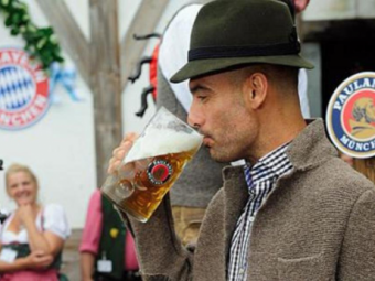 Guardiola si-a facut debutul la Oktoberfest! Nemtii i-au aratat cum se bea berea in Germania! SUPER FOTO: