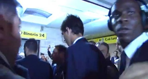 
	&quot;Da-te, ba, de aici!&quot; Un cameraman de la televziunea lui Berlusconi l-a scos din sarite pe Balotelli! Super VIDEO:
