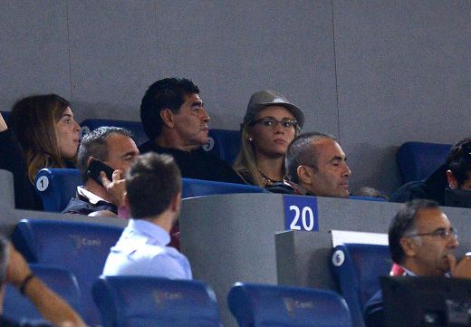 FOTO Maradona s-a intors in Italia! A intarziat la derby-ul dintre Roma si Napoli, fanii l-au luat cu asalt! Cu cine a venit pe Olimpico:_1