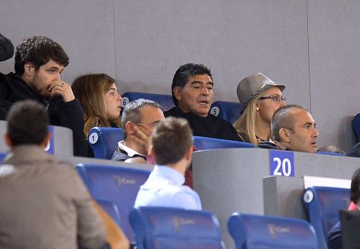 FOTO Maradona s-a intors in Italia! A intarziat la derby-ul dintre Roma si Napoli, fanii l-au luat cu asalt! Cu cine a venit pe Olimpico:_2