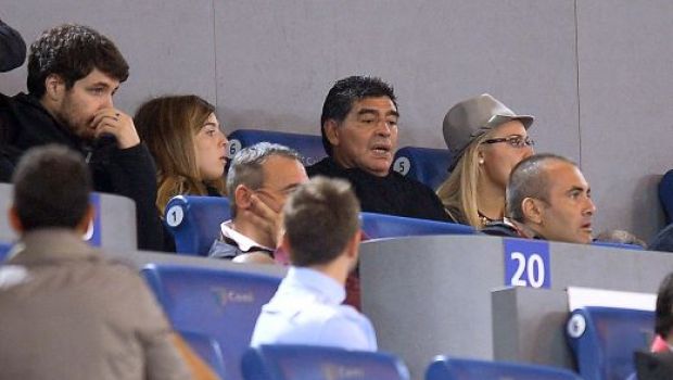 
	FOTO Maradona s-a intors in Italia! A intarziat la derby-ul dintre Roma si Napoli, fanii l-au luat cu asalt! Cu cine a venit pe Olimpico:
