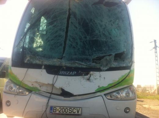Autocarul lui FC Vaslui s-a CIOCNIT violent de un camion! Porumboiu face haz de necaz: "Nu erau lemne in camion, erau punctele furate de FRF!" :)_2